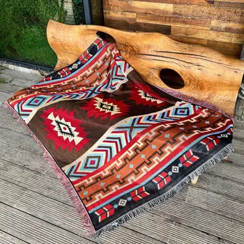 O nosso cobertor possui um reversível étnicas, boho de impressão e de borla design para a sofisticada experiência de acampamento.